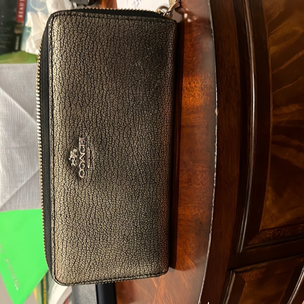 Coach purse and wallet color gold and black